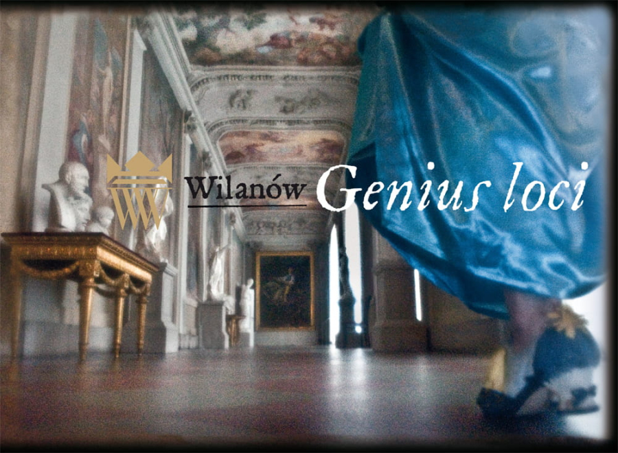 Okładka do publikacji "Tomek Sikora. Wilanów. Genius Loci - wersja polska". Jest to kolorowa fotografia współczesna z ujęciem na wnętrze pałacu wilanowskiego.