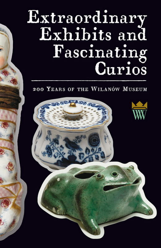 Okładka do publikacji "Extraordinary Exhibits and Fascination Curios". Przedstawia przedmioty ceramiczne: żabę i cukiernicę. 