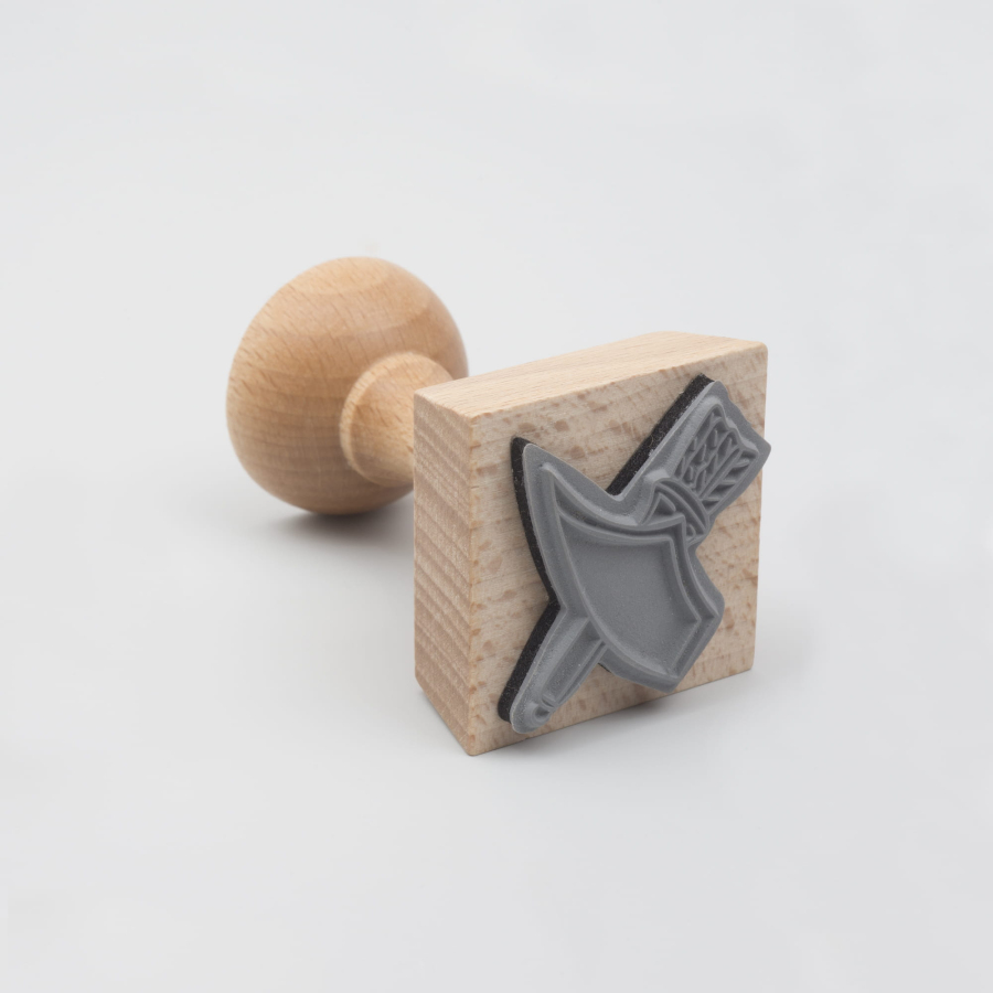 Drewniany stempel z pieczątką w kształcie kołczana. 