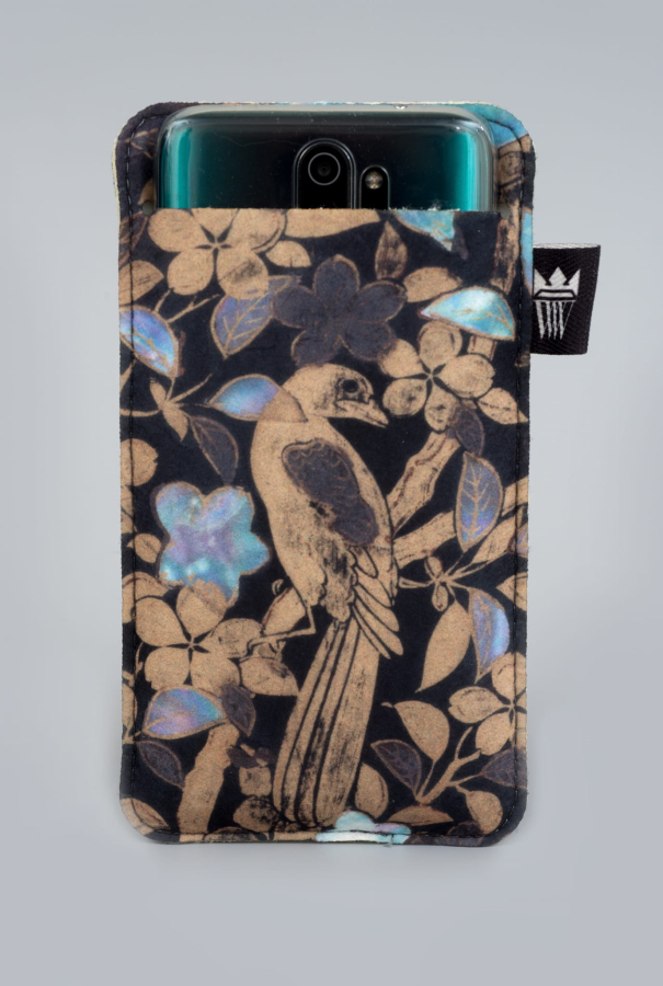 Etui na telefon z fragmentem dekoracji stołu w typie nanban. 