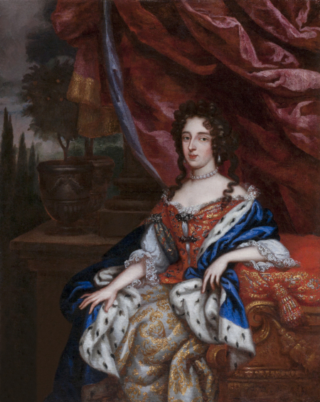 Portret siedzącej młodej kobiety w misternie upiętej fryzurze. Ubrana jest w złoto-srebrną suknię, z czerwonym gorsetem. Suknia nakryta błękitnym płaszczem. Portret na tle kotary. Na murze, obok kolumny stoją dwie zdobione donice z kwiatami. W głębi pejzaż. Jest to portret Marii Kazimiery Sobieskiej.